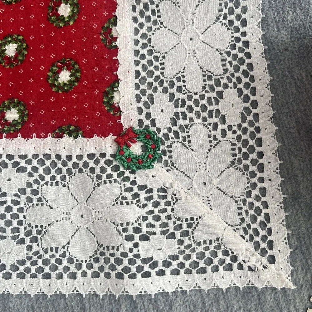 Christmas Table Runner Square Lace Red Green‎ Grannycore 27x26 Decor Vintage EUC